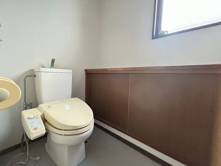 トイレは温水洗浄便座です♪横に収納があり、トイレットペーパーや掃除道具などをしまっておけます♪