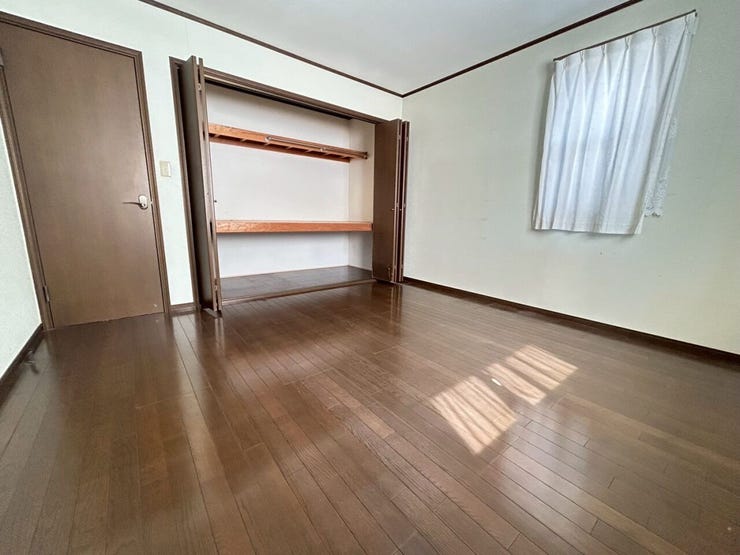 2階で一番大きな8帖の洋室♪大きめのクローゼット付き♪