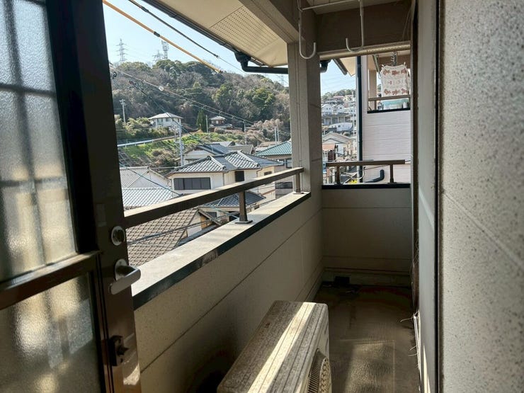 屋根のあるベランダです♪洗濯物を乾かすのに屋根があると安心ですね♪