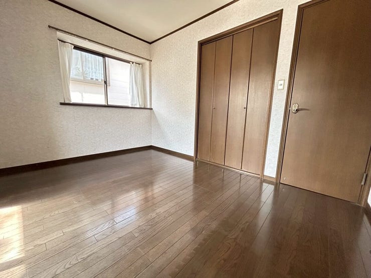 6帖の洋室です♪クローゼット付き♪窓が出窓になっています♪