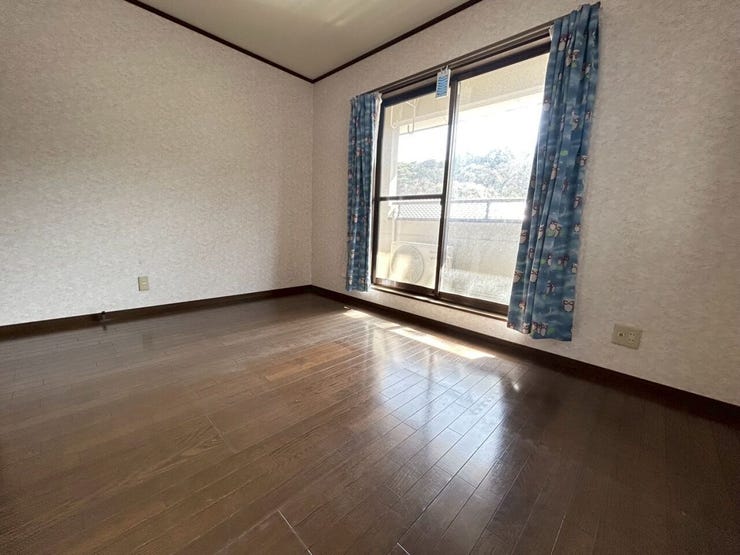 こちらの窓からベランダに出られます♪