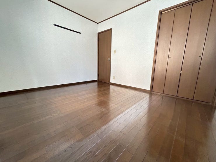 こちらのお部屋にもクローゼットが付いています♪