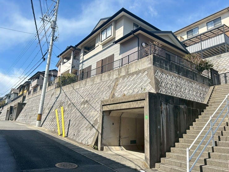 【外観】
高台に建つ、程度良好の中古住宅♪陽当たり・通風も良好ですよ♪