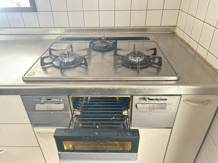 キッチンは3口コンロなので、お料理の際の効率が良く助かりますね♪グリルも付いています♪