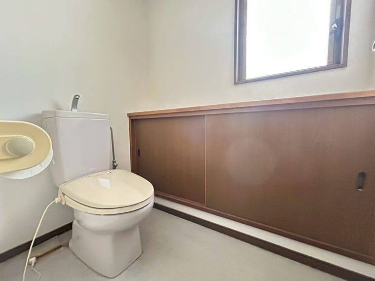 2階のトイレ♪こちらにも収納があります♪
