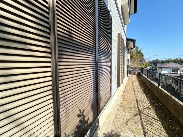 家の周囲です♪窓には雨戸が付いています♪台風の時も安心です♪