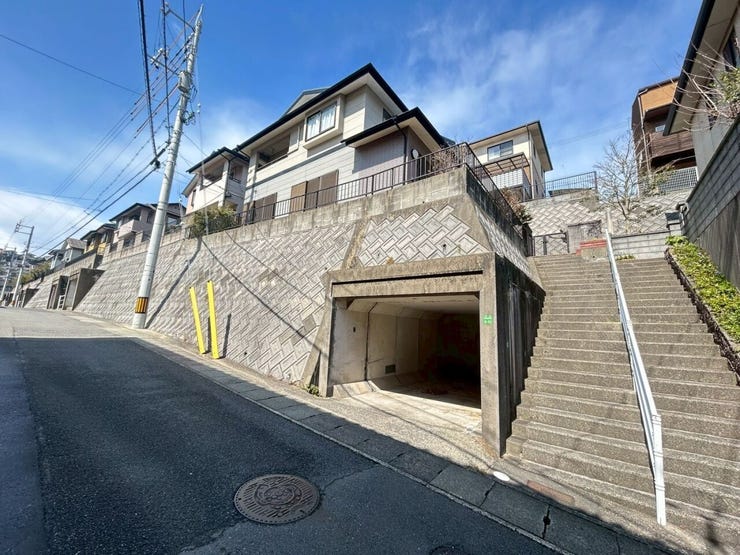 家の下に堀車庫があり、階段を上った先がお家です♪毎日の運動で体力が付きますよ♪