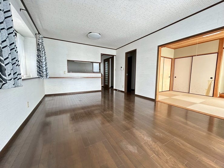 広々としたリビング♪和室が隣にあり、扉を開けていると開放感がありますね♪