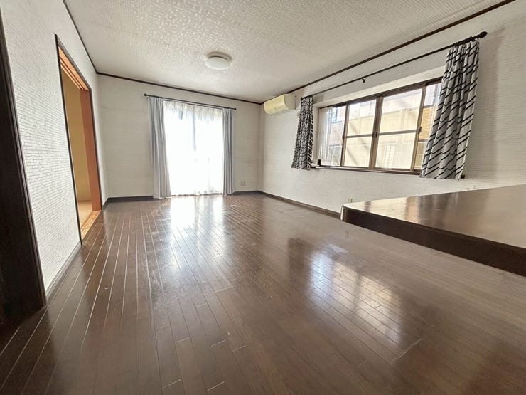 廊下からリビングに入って見た感じです♪大きな掃き出し窓からの光が明るいですね♪