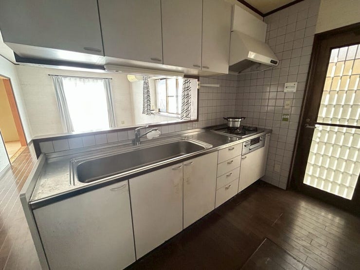 吊戸棚収納の付いたキッチン♪大きなシンクは洗い物に便利ですね♪