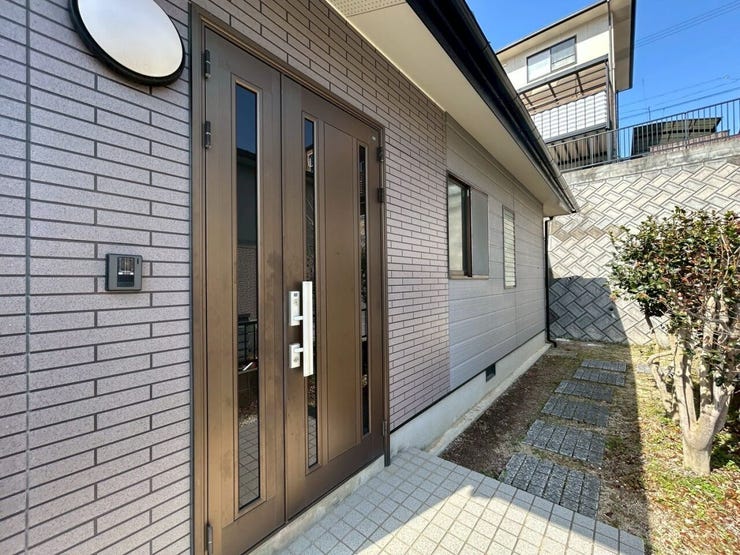 玄関です♪大きな玄関ドアはスタイリッシュな雰囲気♪