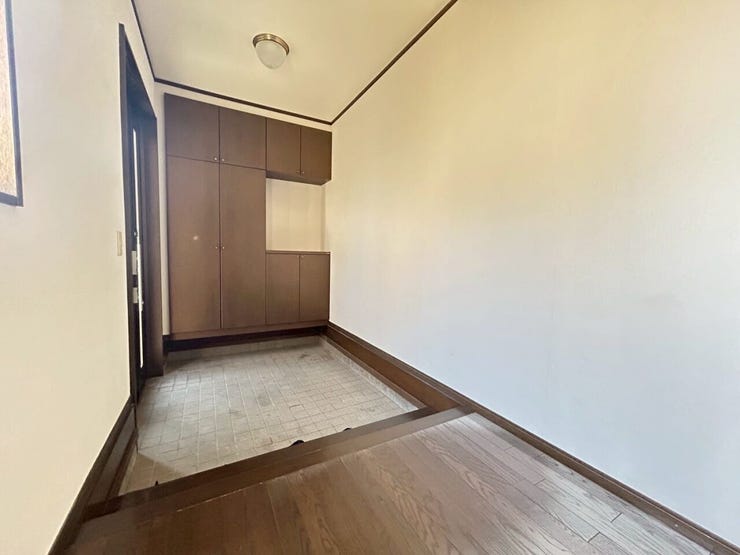 玄関内部♪大きな玄関収納も付いており、広々とした空間になっています♪