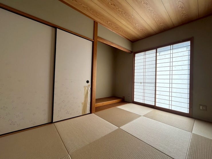 リビング横の和室♪琉球畳でお洒落です♪障子から優しい日差しが入ります♪