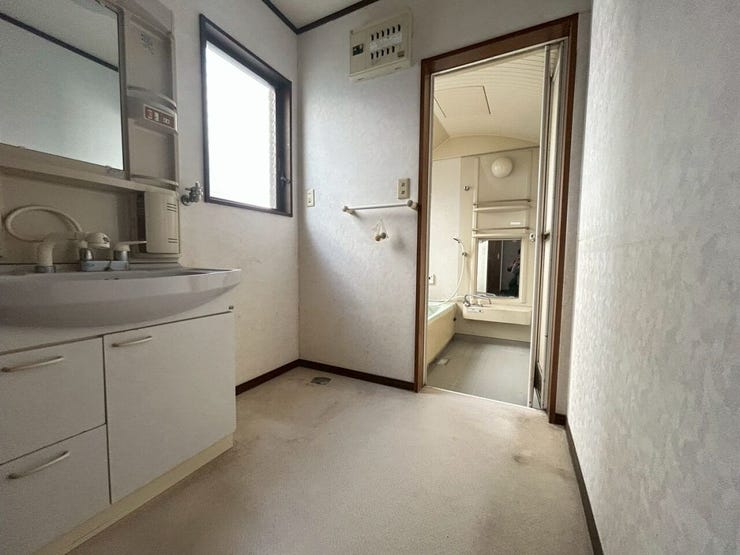 シャワー付きの洗面化粧台♪忙しいお出かけ前の準備に重宝します♪室内洗濯機置場があります♪