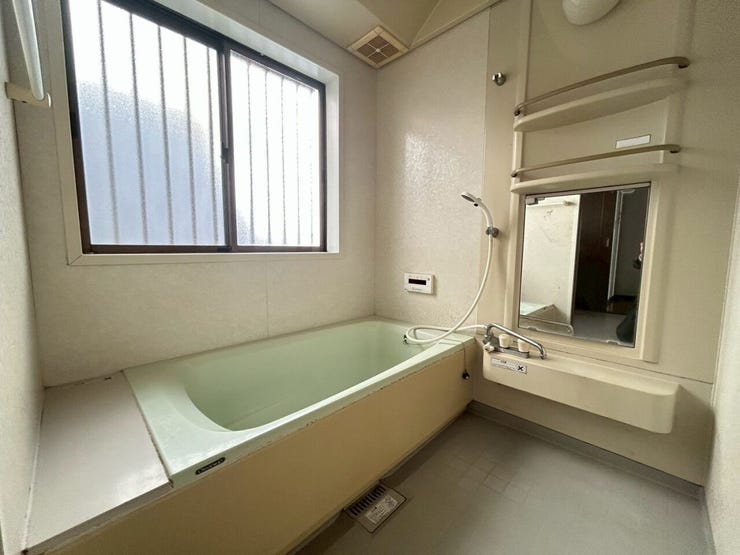 窓があり明るい浴室♪気持ちよく入浴出来そうですね♪