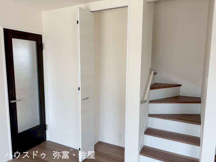 あると便利なリビング収納☆非常用品や掃除道具など収納できます(^^)
