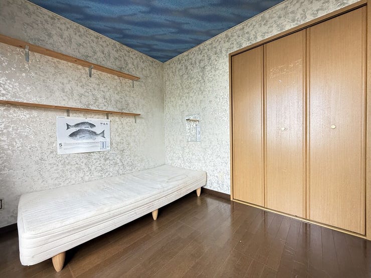 個性的なデザインクロスが印象的なお部屋です!