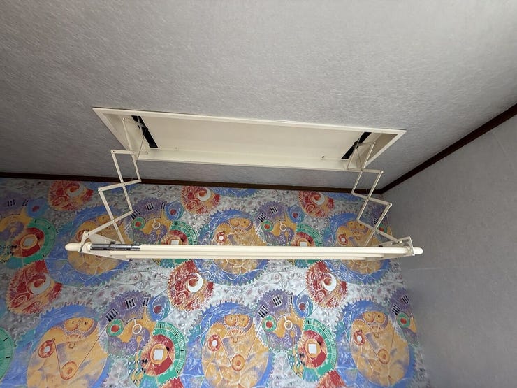 電動昇降式の室内物干しを備えており、ボタン操作で物干し竿を上下できるため、洗濯物の干し降ろしもラクラクです♪