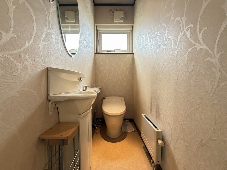 温水洗浄便座付きトイレを採用しており、毎日を快適にお使いいただけます♪
また、トイレ内には独立した手洗い器を設置しているため、すぐに手を洗うことができ、衛生的で来客時にも便利です!