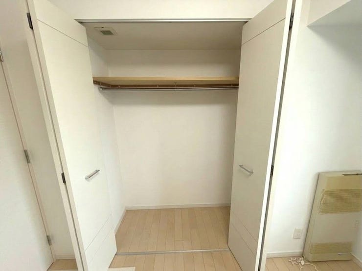 ■クローゼット■
棚やハンガーパイプを備えたクローゼットは、衣類やバッグ、小物などを整理しやすい便利な収納スペース。収納力もあり、お部屋を広く快適に使えます。