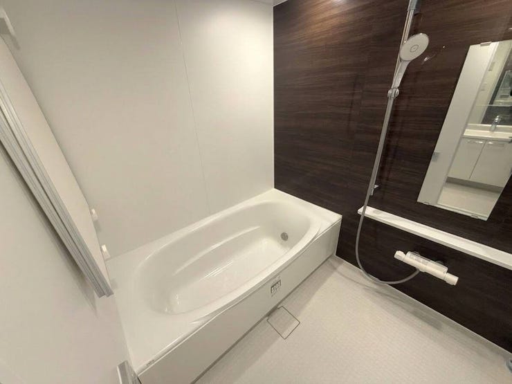 ■浴室■
ゆとりある広さを確保した浴室は、足を伸ばしてゆったり入浴できるリラックス空間。浴室乾燥暖房機も備え、雨の日の洗濯や冬場の入浴時にも快適にご利用いただけます。