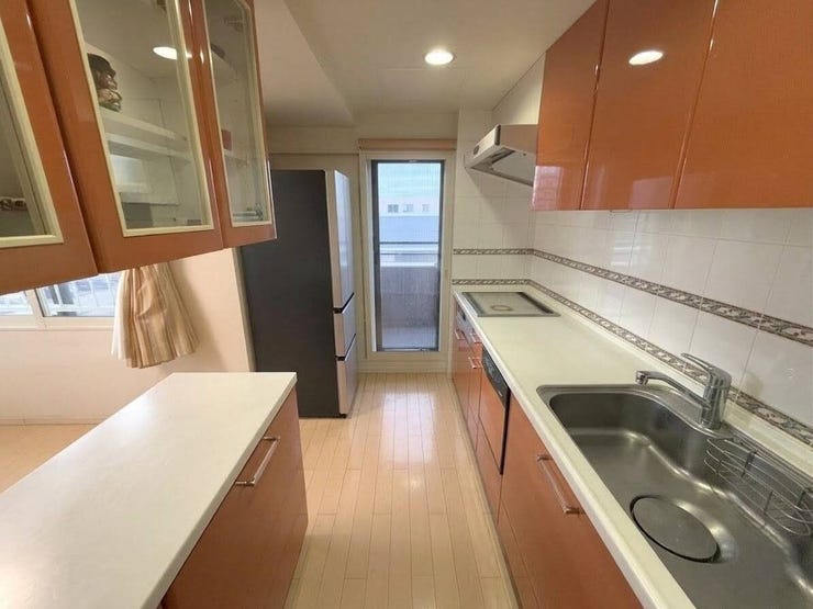 ■キッチン■
作業スペースにゆとりのあるキッチンは、毎日のお料理も快適に行える使い勝手の良い設計。バルコニーへ出入りできるため換気もしやすく、明るく開放感のあるキッチン空間です。