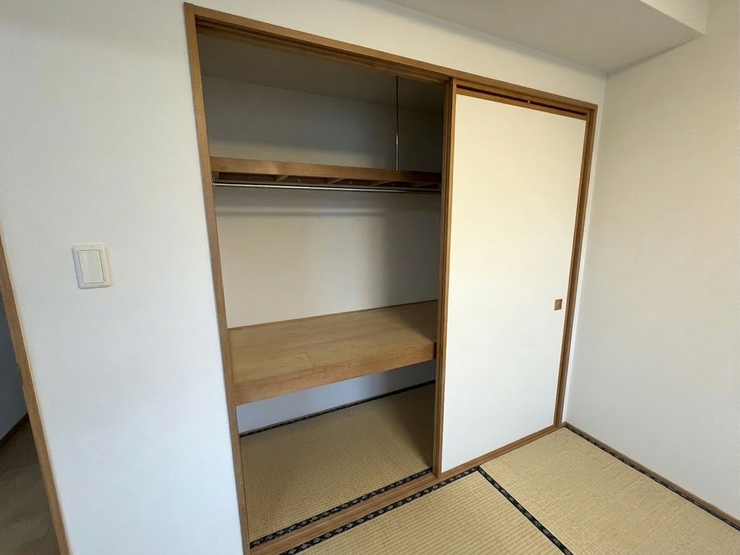 ■押し入れ■
押し入れを備え、布団や季節用品などもすっきり収納できる使い勝手の良い収納スペース。お部屋を広く保ち、和室を快適に使える設計で、日常の整理整頓にも便利です。
