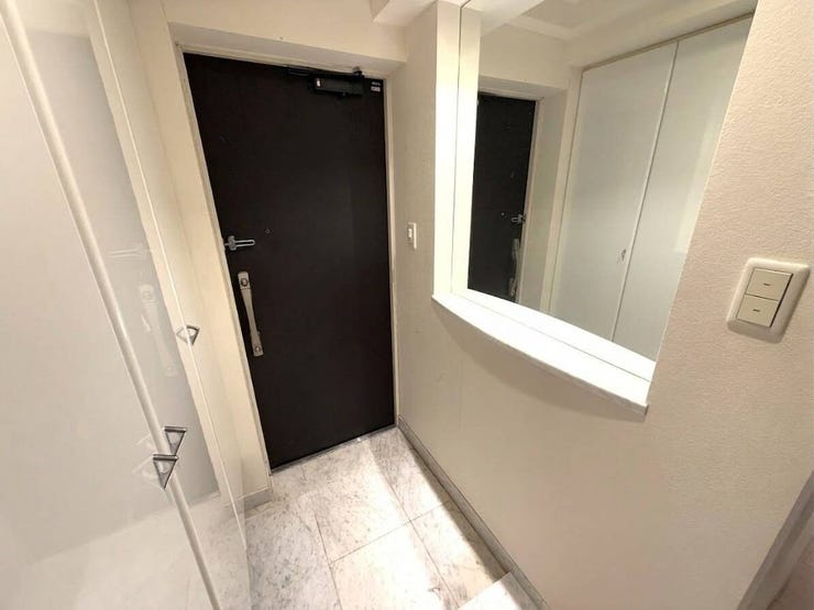 ■玄関■
白を基調とした明るく清潔感のある玄関スペース。黒いドアがアクセントとなり、空間を引き締めた落ち着いた雰囲気を演出。毎日の出入りも気持ちよく行えるすっきりとした空間です。