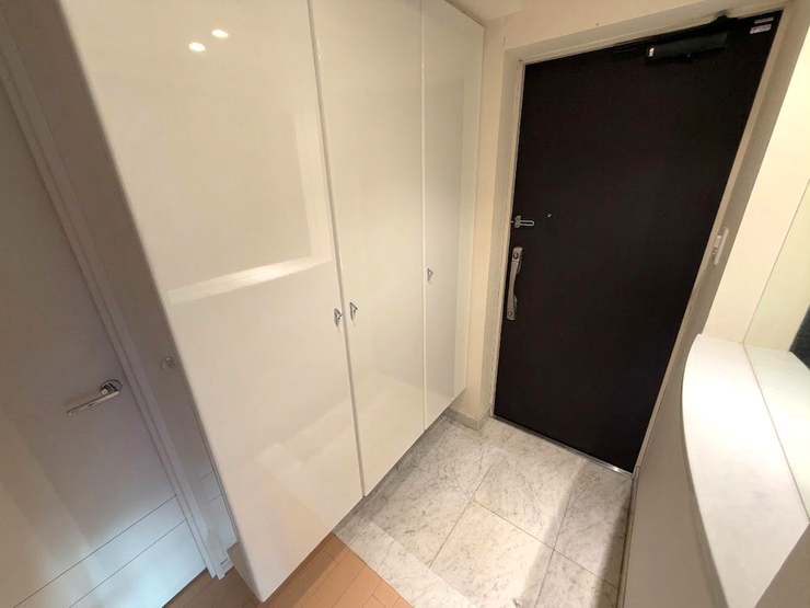 ■玄関収納■
大きめの玄関収納を備え、靴はもちろん外出時に使う小物などもまとめて収納可能。玄関をすっきり保てる使い勝手の良い収納スペースで、日々の整理整頓にも便利です。