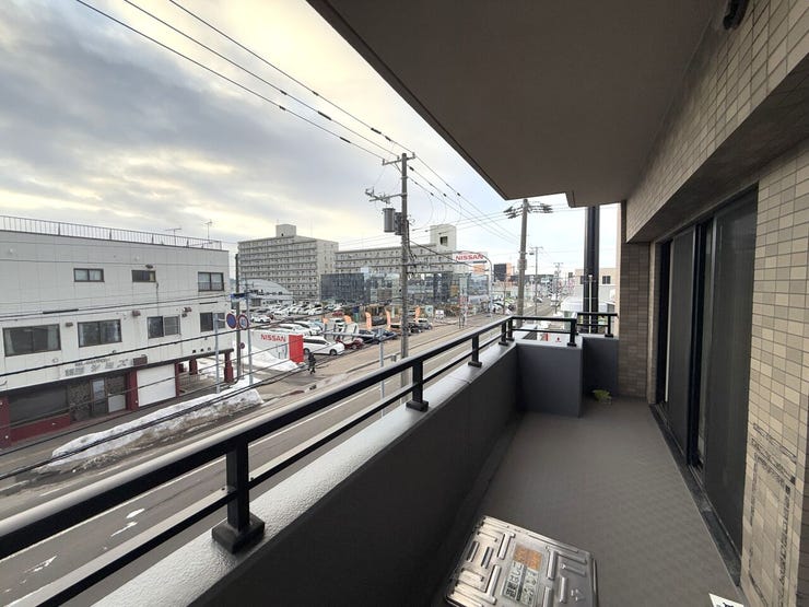 ■バルコニー■
開放感のあるバルコニースペース。外の風を感じながら気分転換もでき、暮らしの中で外の空気を気軽に楽しめる心地よい空間です。ちょっとしたリフレッシュにもぴったりです。