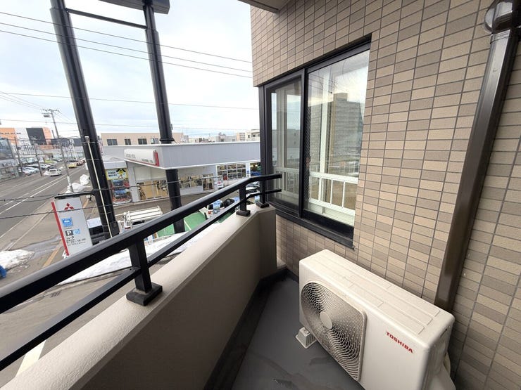 ■バルコニー■
窓先に設けられたバルコニースペースは、室外機置場としても利用できる設備スペース。住まいの設備をすっきり配置できる機能的な設計です。