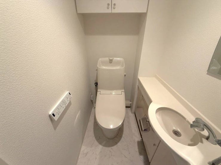 ■温水洗浄便座付きトイレ■
清潔で快適に使える温水洗浄便座付きトイレを採用。やさしい洗浄機能で心地よく利用でき、毎日使う場所だからこそ快適性に配慮された設備です。