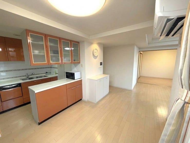 ■LDK(約18.6帖)■
ダイニングスペースにはカウンター付きのキッチンボードを設置。食器や家電をすっきり収納でき、配膳や片付けもしやすい便利なスペースです。