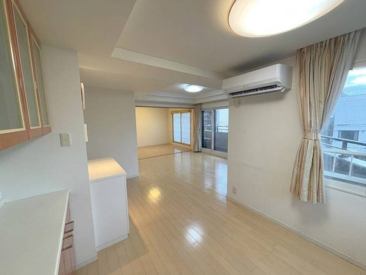 ■LDK(約18.6帖)■
約18.6帖のLDKはゆとりあるダイニングスペースを確保。ダイニングはバルコニーに面しており、窓から光と風を感じられる明るく開放的な空間です。