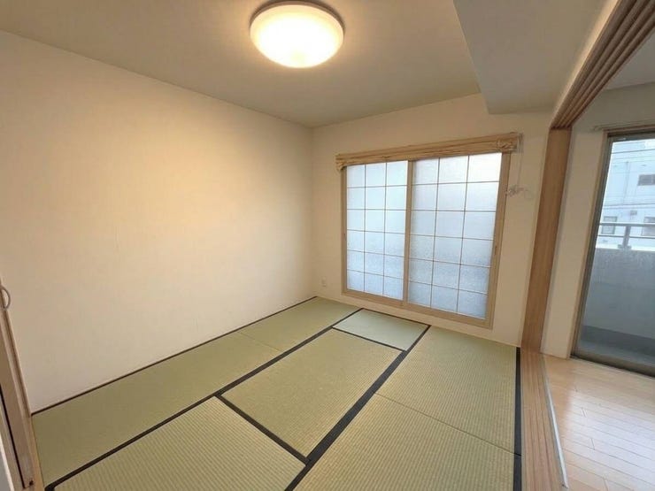 ■和室(約6.0帖)■
リビング横に配置された約6.0帖の和室は可動間仕切り付き。開ければリビングと一体の広々空間として使え、閉めれば独立したお部屋としても活用できる便利な空間です。