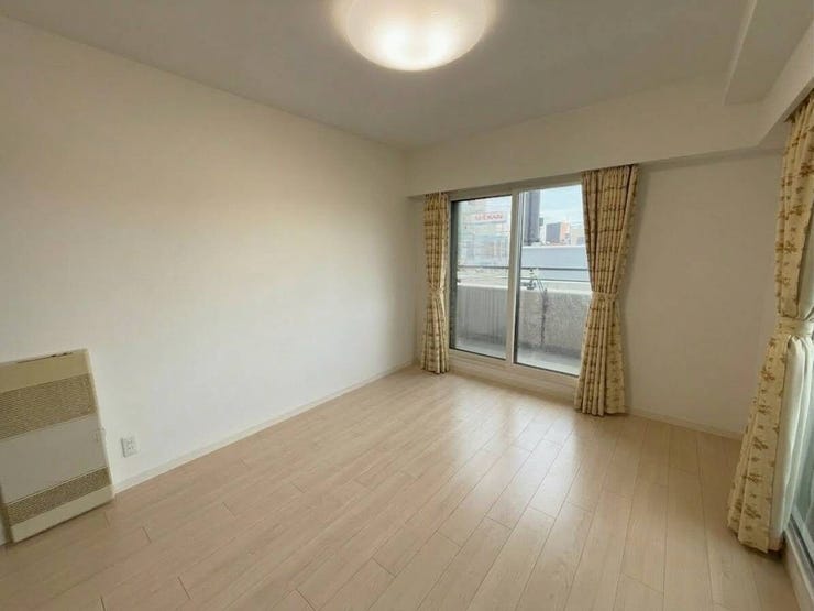 ■洋室(約7.5帖)■
約7.5帖のゆとりある広さを確保した洋室は、ベッドや収納家具を配置しても余裕のある空間。寝室やプライベートルームとしてゆったり快適にお使いいただけます。