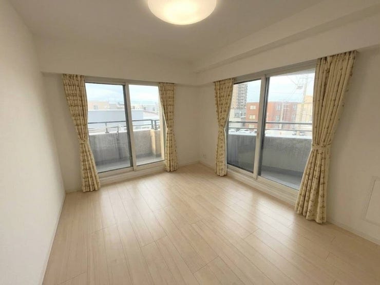 ■洋室(約7.5帖)■
約7.5帖のゆとりある洋室は2面採光で明るく、心地よい光が差し込む空間。クローゼットも完備されており、衣類や荷物をすっきり収納できる使い勝手の良いお部屋です。