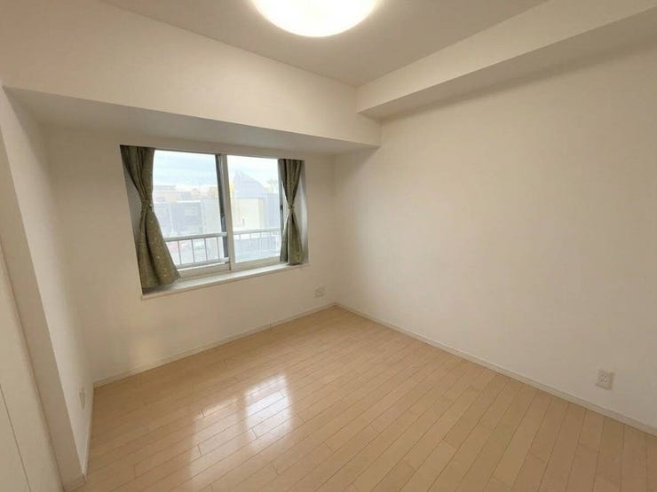 ■洋室(約5.0帖)■
約5.0帖の洋室は、子ども部屋や書斎、趣味のお部屋など多用途に活用できる便利な空間。プライベートスペースとしても使いやすく、落ち着いて過ごせるお部屋です。