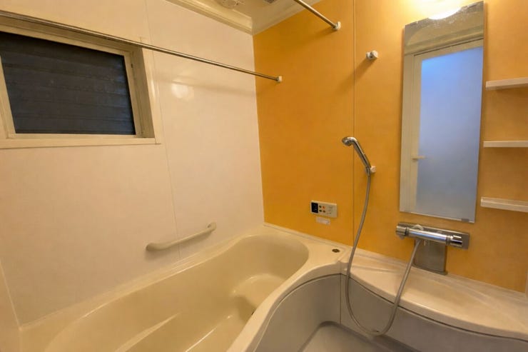 浴槽・洗い場が独立した使いやすい設計。手すり付きで家族みんなが安心して使える快適バスルーム☆
※AIによる空室修正をしています。