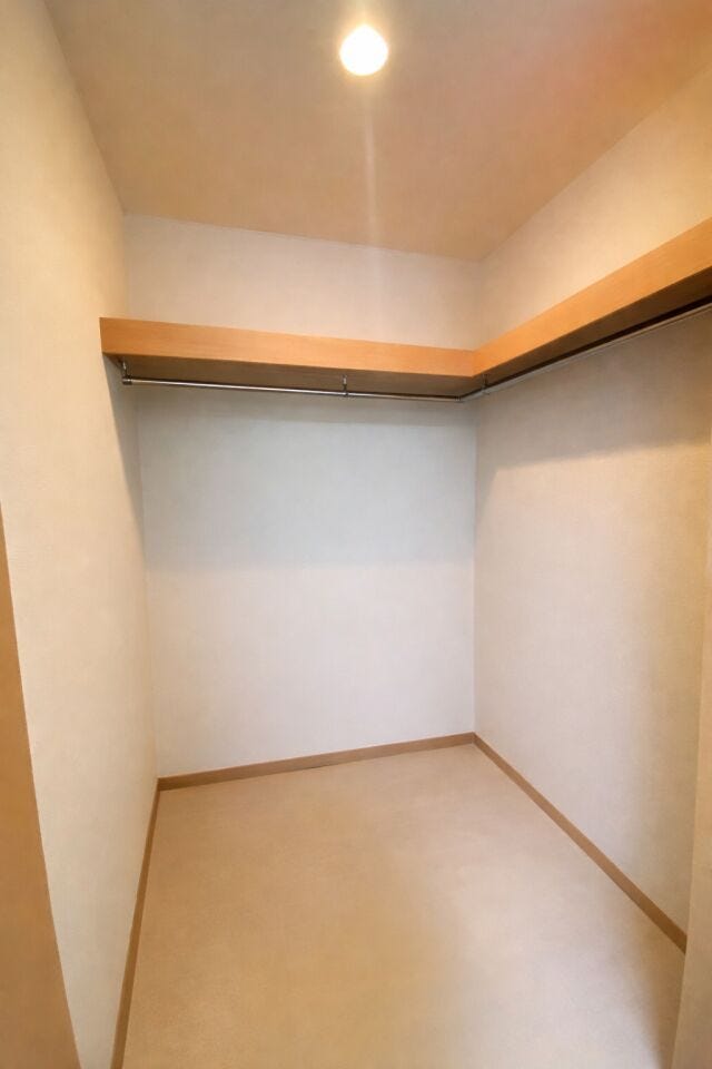 衣類や荷物をまとめて収納できる広さが魅力☆
家族の持ち物もすっきり片付く、使いやすいウォークインクローゼット♪
※AIによる空室修正をしています。