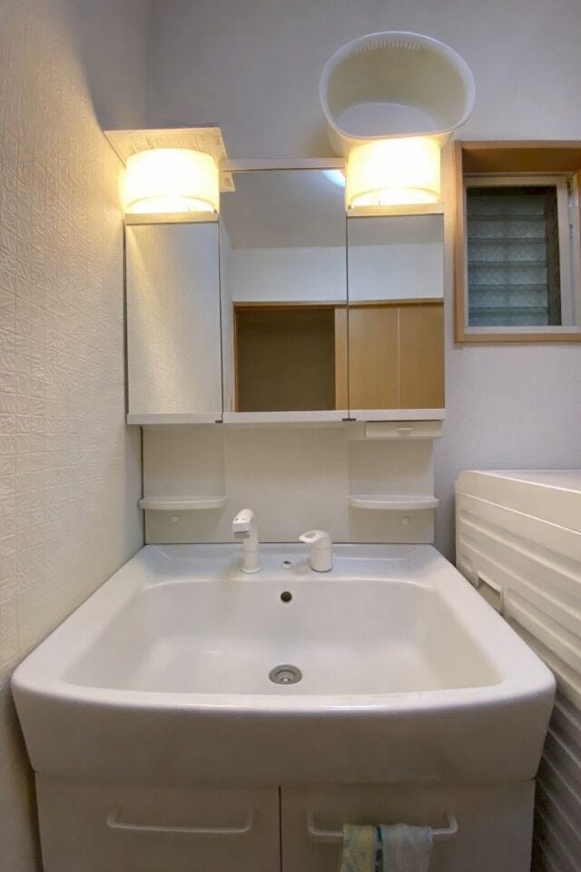 収納付きミラーと広めの洗面台で、身支度やがスムーズにこなせる機能的な洗面所☆
※AIによる空室修正をしています。