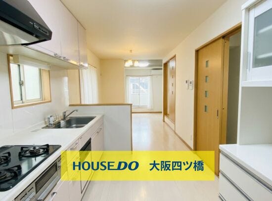 【ダイニングキッチン】
使いやすいキッチンと開放的な動線が魅力★
家族が自然と集まり、毎日の料理や団らんがより楽しく♪
※AIによる空室修正をしています。