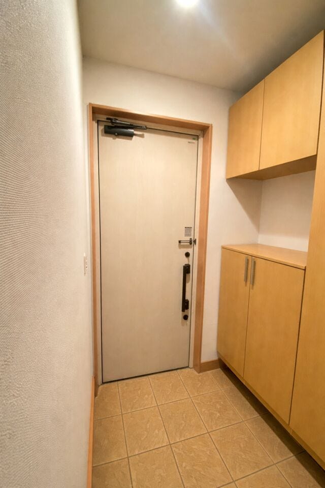 たっぷり収納で玄関まわりがすっきり整う設計。出入りしやすい動線で毎日の外出が快適になります♪
※AIによる空室修正をしています。