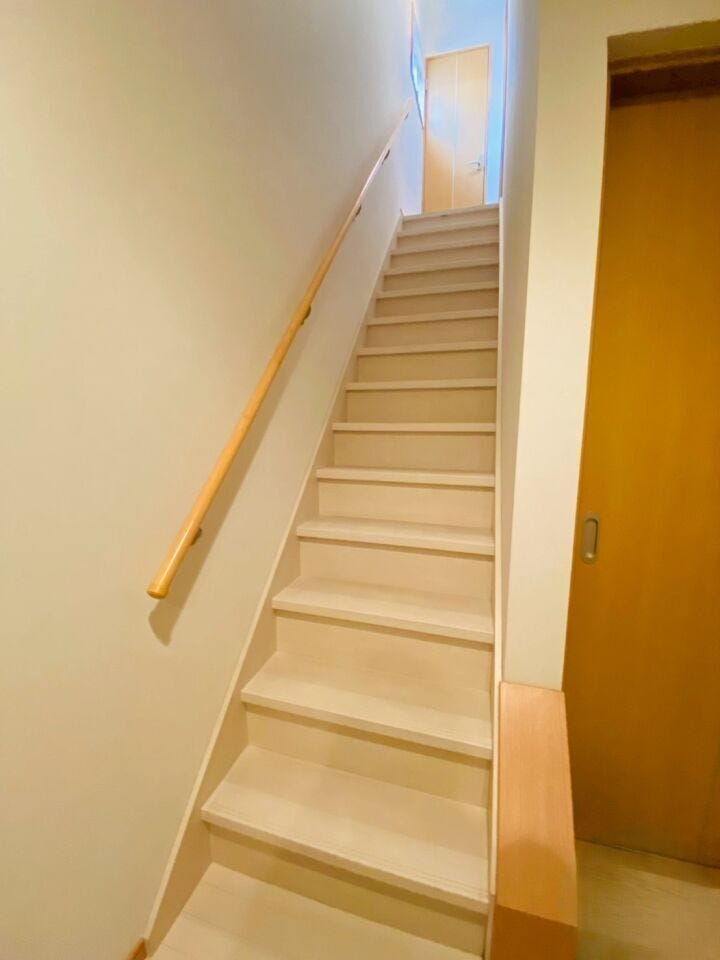 子どもも安心して使える階段。明るく見通しの良い動線が家族の暮らしをやさしく支えます☆
※AIによる空室修正をしています。