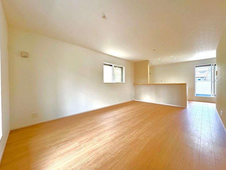 LDK約18.0帖:リビングは家族全員の集まる憩いの場、この場所を通じて家族の楽しい会話が聞こえてきそうなリビングですね♪