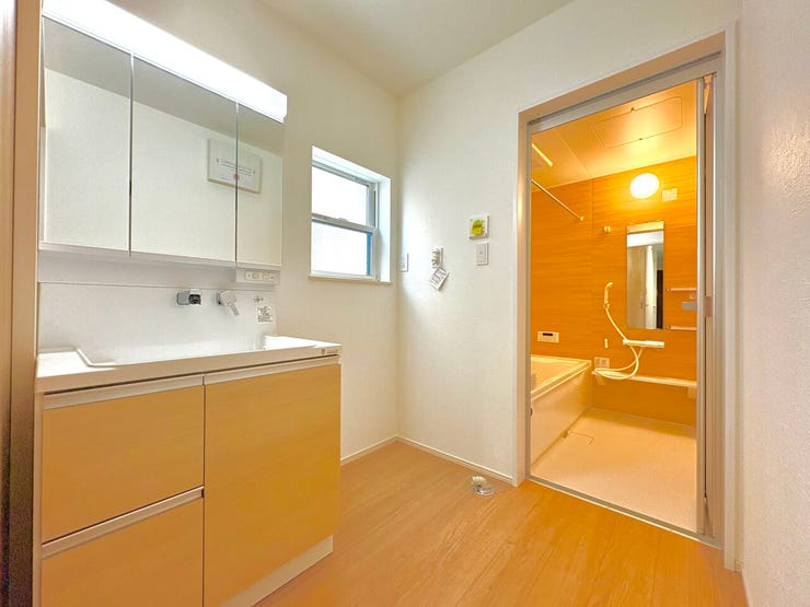 洗面所:収納力のある洗面台です。ご家族分の歯ブラシや、ママのお化粧品などがスッキリ収納できます♪洗面所にまとめて収納できるので朝の支度もスムーズに進みますね!