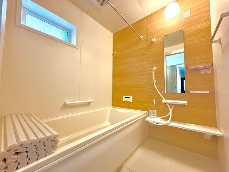 浴室:1日の疲れを癒してくれる浴室♪シャワーは、好きな位置に高さ調節が可能。立っても座っても、どの姿勢でも快適に使用できます。自然換気に便利な窓付きです!