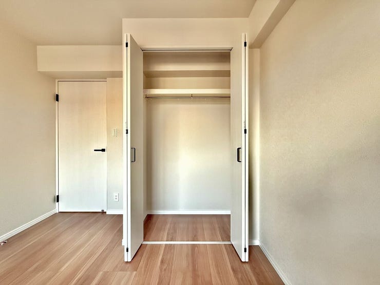 ◇クローゼット◇
お部屋にはクローゼット完備。お洋服もたくさん収納できて、お部屋がスッキリします。ハンガーパイプが設置されており、大切なお洋服は傷まないようそのままかけて収納できます。