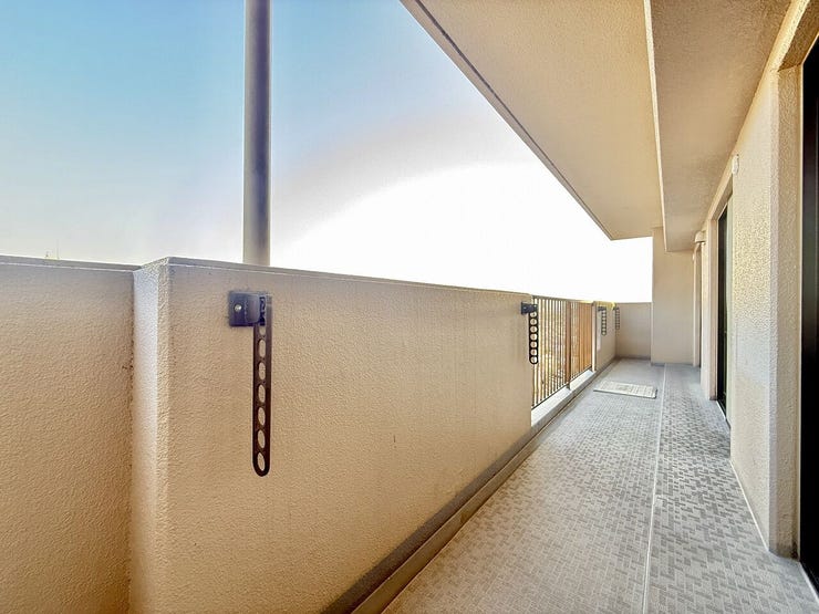 ◇バルコニー◇
南面のバルコニーは3WAYバルコニー♪3つのお部屋から出入り可能です♪奥行きや広さがあり、たくさんの洗濯物が干せますね。たっぷり日差しが差し込みます♪