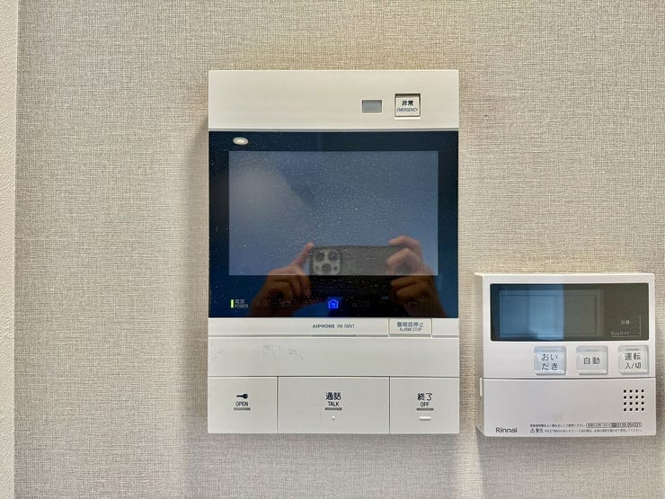 ◇TVモニター付インターホン◇
TVモニターで訪問者を確認してから会話することができますので、安心して対応していただけます。また、姿を見られたくない空き巣や不審者が嫌がるため防犯効果も高まります。